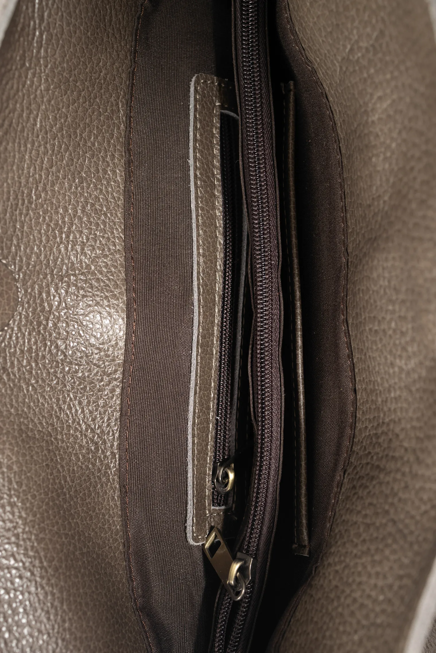 Сумка цвета тауп на плечо из натуральной кожи с клапаном на магнитной застёжке фото 10
